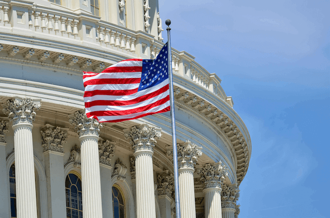 Oberster Gerichtshof und amerikanische Flagge - Gesetze zur Barrierefreiheit im Internet USA